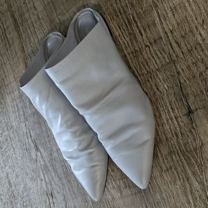 Sigerson Morrison Dove Grey Slides size 9. These are the most comfortable shoes